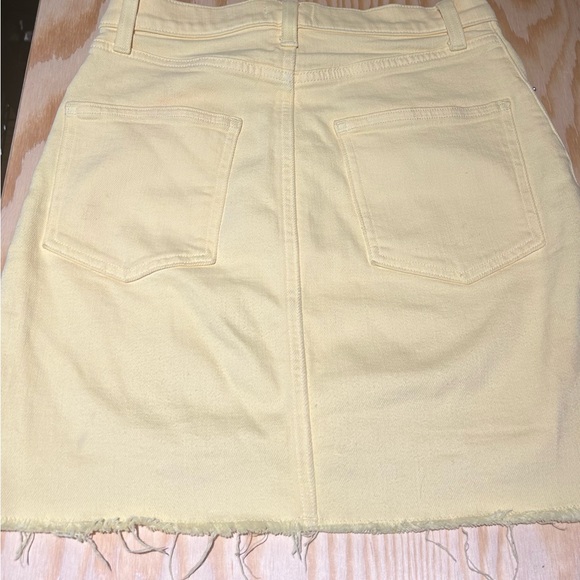 Aritzia / Wilfred Jean Denim Yellow Distressed Mini Skirt - Size 4 - Picture 3 of 5